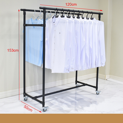 La struttura stabile copre lo scaffale dell'abbigliamento del ferro dello stendipanni della lavanderia per il negozio